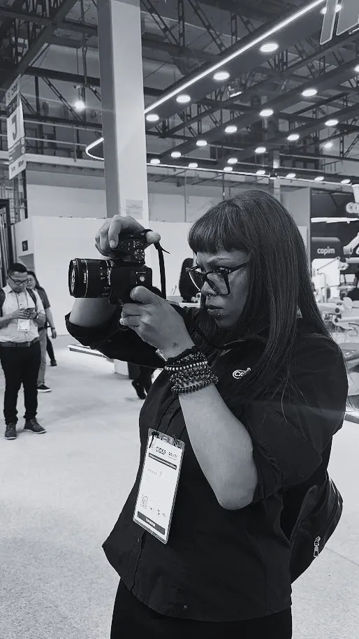 Lohana Paz trabalhando com uma câmera fotográfica