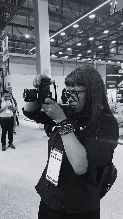 Lohana Paz trabalhando com uma câmera fotográfica